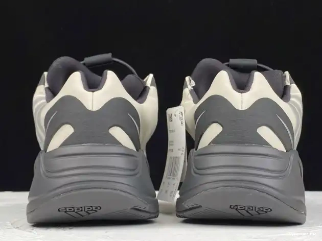 hype Yeezy Boost Bone 700 MNVN Adidas FY3729 0512